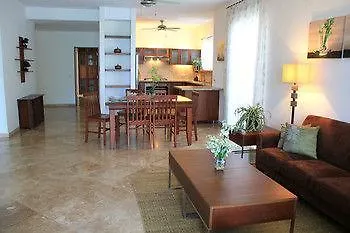 Luxury Beach Condo קברטה